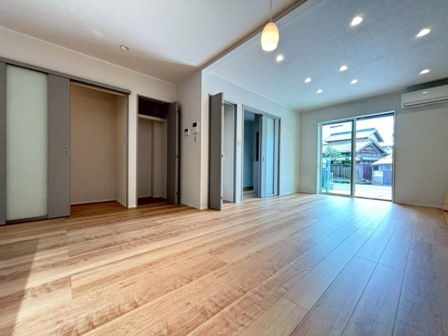 新築戸建　大垣市藤江町Ⅱ　全2区画分譲の居間・リビング|南向きで日当たりもよく大きな窓がリビング全体に光と風を運びます。ご家族でゆとりある暮らしができます。