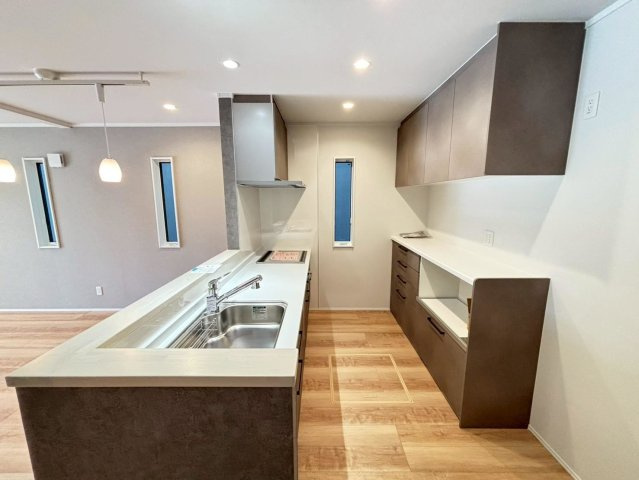 新築戸建　大垣市藤江町Ⅱ　全2区画分譲のキッチン|機能的なシステムキッチンです。収納力に優れた大容量の引出しでキッチン回りがスッキリ片付きます。