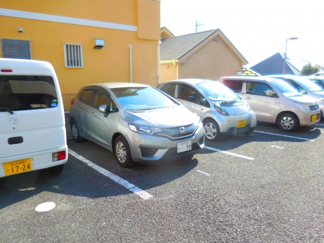 アビタシオン奈佐原B棟の駐車場