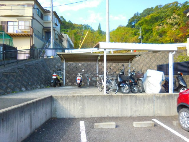 アビタシオン奈佐原B棟の駐車場