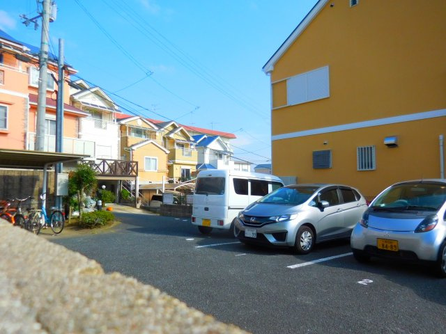 アビタシオン奈佐原B棟の駐車場