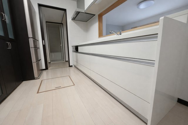 モダンな外観とウッドデッキ！文苑2丁目で叶える開放感溢れる暮らし◎のキッチン|白で統一された清潔感あるキッチン☆家事効率を上げる広々設計。
