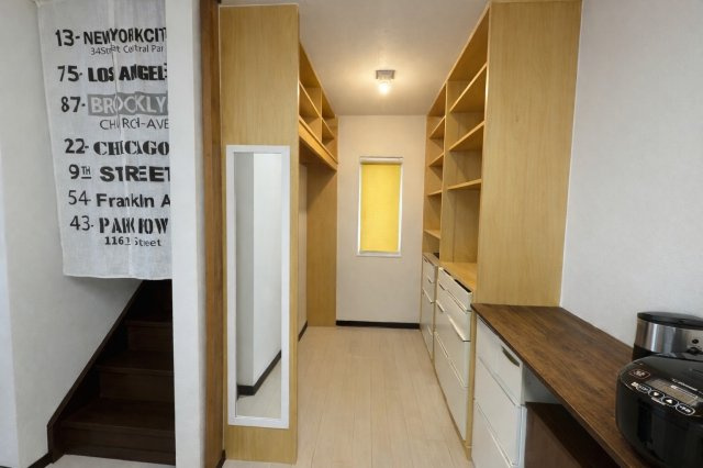 モダンな外観とウッドデッキ！文苑2丁目で叶える開放感溢れる暮らし◎の収納|キッチン横の広々パントリー◎家事をラクにするゆとりの収納力。