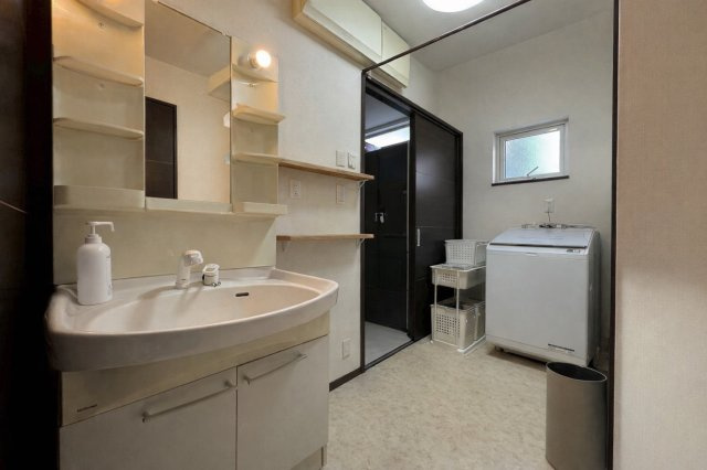 モダンな外観とウッドデッキ！文苑2丁目で叶える開放感溢れる暮らし◎の脱衣所|白を基調とした清潔感ある脱衣室。窓があり換気もスムーズ。