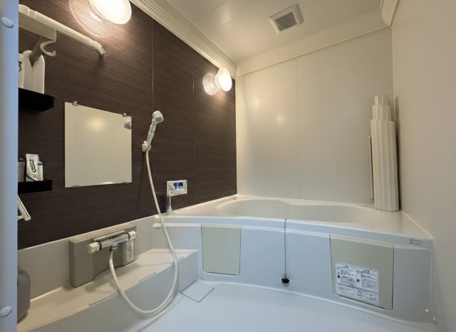 モダンな外観とウッドデッキ！文苑2丁目で叶える開放感溢れる暮らし◎の浴室|シックなアクセントパネルが落ち着きを演出◎