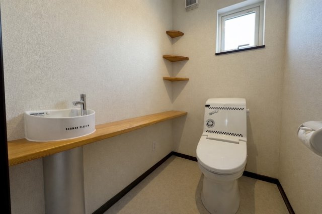 モダンな外観とウッドデッキ！文苑2丁目で叶える開放感溢れる暮らし◎のトイレ|お洒落な手洗い場と小物置きに便利な棚を完備。清潔感ある空間。