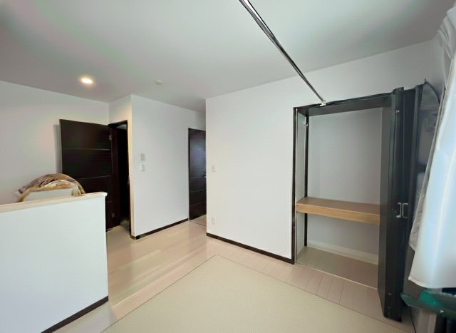 モダンな外観とウッドデッキ！文苑2丁目で叶える開放感溢れる暮らし◎のその他|明るく広々とした2階ホール。便利な収納と室内干しスペース付。