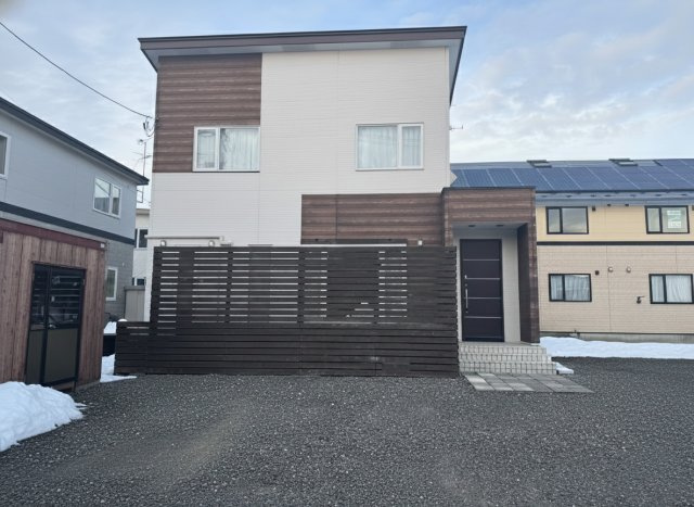 モダンな外観とウッドデッキ！文苑2丁目で叶える開放感溢れる暮らし◎