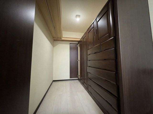 モダンな外観とウッドデッキ！文苑2丁目で叶える開放感溢れる暮らし◎のその他|たっぷり収納できる広々WIC。自分好みの収納棚も配置可能。