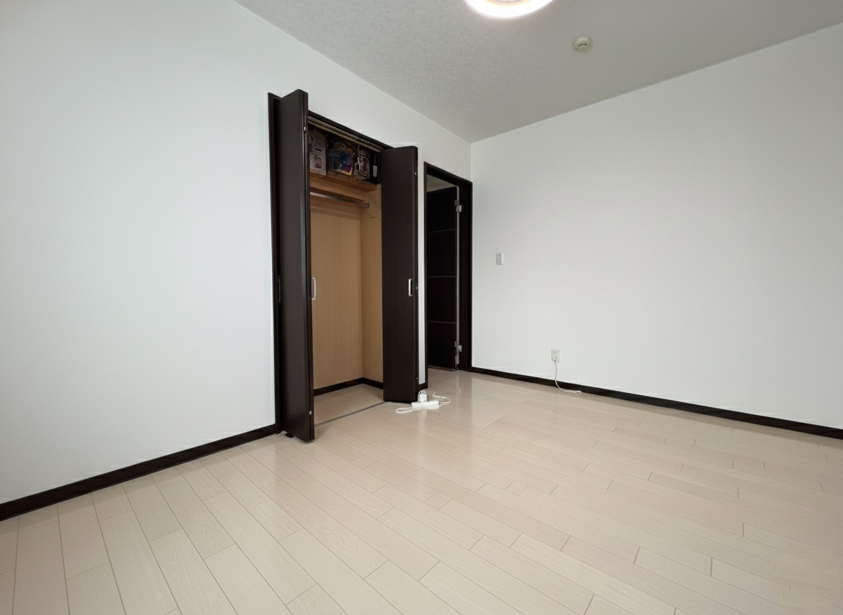 モダンな外観とウッドデッキ！文苑2丁目で叶える開放感溢れる暮らし◎の洋室|白を基調とした明るい居室。心地よい光が差し込む清潔な空間。