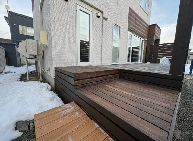 モダンな外観とウッドデッキ！文苑2丁目で叶える開放感溢れる暮らし◎の外観|室内から続く贅沢な大空間。多目的に使えるお洒落なウッドデッキ！