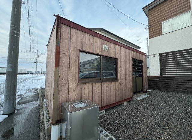 モダンな外観とウッドデッキ！文苑2丁目で叶える開放感溢れる暮らし◎のその他|窓付きで趣味の部屋や作業場にも最適◎多目的に使える大型物置。