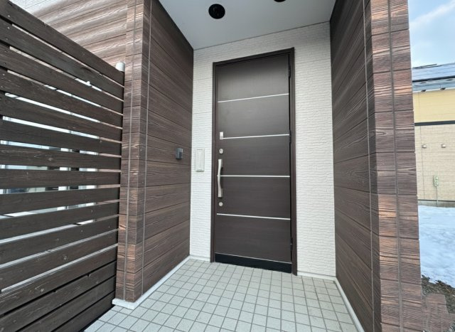 モダンな外観とウッドデッキ！文苑2丁目で叶える開放感溢れる暮らし◎の玄関|白と木目のコントラストが美しい、清潔感あふれる玄関スペース☆