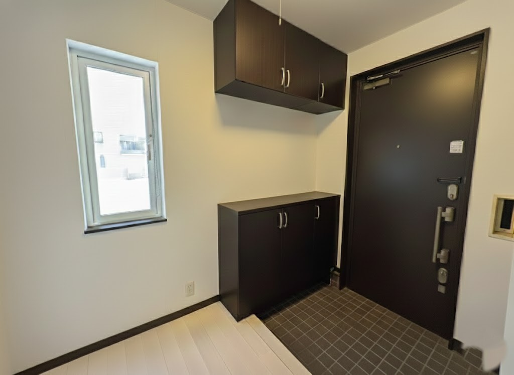 モダンな外観とウッドデッキ！文苑2丁目で叶える開放感溢れる暮らし◎の玄関|収納豊富なシューズボックス完備！散らかりがちな玄関もスッキリ！