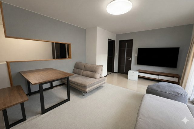 モダンな外観とウッドデッキ！文苑2丁目で叶える開放感溢れる暮らし◎の居間・リビング|アクセントクロスが映えるモダンな空間◎お洒落な暮らしを演出。