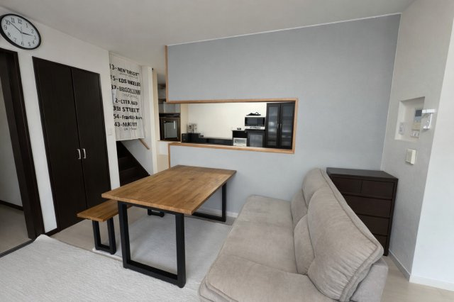 モダンな外観とウッドデッキ！文苑2丁目で叶える開放感溢れる暮らし◎の居間・リビング|明るく開放的な対面キッチン。家族の会話が弾むダイニング♪