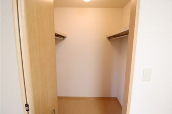 メゾンローレル Ⅱの収納|ウォークインクローゼット