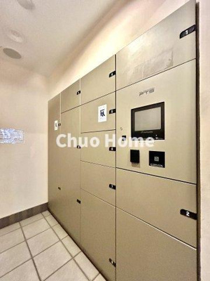 【設備】 | アーバンビュー平井ツインズ | 【宅配ボックス】在宅時・不在時に関わらず、居住者の代わりに非対面で宅配物を受け取ってくれる便利な設備です。わかりやすくご説明致しますので見学時にはお部屋だけではなく共用部分もぜひチェックしてください。