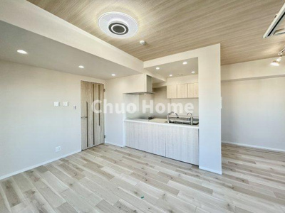 【キッチン】 | アーバンビュー平井ツインズ | 視界に広がりを生むオープンなキッチン。料理や片付けをしながら、家族との会話を楽しんだり、リビングで遊ぶ子どもを見守れます。ご見学時には家具の配置などもイメージしながらぜひご覧になって見て下さい。