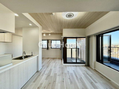 【ダイニング】 | アーバンビュー平井ツインズ | 【ダイニング】忙しい朝でも、しっかり家族が揃って食事をして頂けるゆとりある大きさのダイニングスペース。奥様が作る手料理をカウンター越しに受けとって頂き、テーブルで囲む素敵な時間を存分に愉しんで下さい。