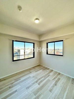 【寝室】 | アーバンビュー平井ツインズ | 【寝室】心と体をゆったりと安らげる主寝室。寝室のゆとりが大きい分だけ、暮らしの安らぎは深まります。一日の疲れを癒すだけでなく、ご夫婦の親密な語らいを紡ぎ出します