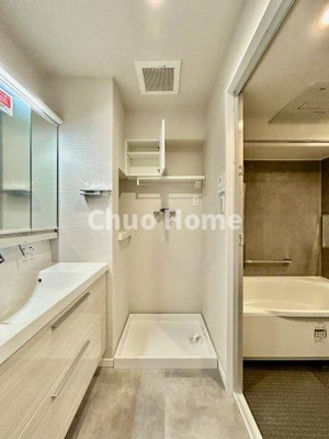 【ランドリースペース】 | アーバンビュー平井ツインズ | 【ランドリースペース】担当者がスケールを持ち歩いておりますので、ご見学時には現在お使いの洗濯機などがきちんと収まるかなどもチェックして下さい。見学前に測っておくと非常に便利だと思います。