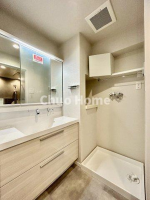 【脱衣所】 | アーバンビュー平井ツインズ | 【洗面所】明るい洗面所は朝をすっきりさせてくれる空間です。バタバタしている忙しい朝でも収納が多い洗面台では短い時間で効率良く支度ができます。