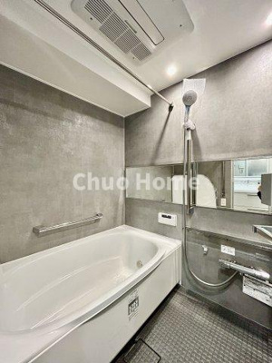 【浴室】 | アーバンビュー平井ツインズ | 【バスルーム】暖房換気乾燥機付きシステムバスルーム。暖房・冷風・換気・乾燥など、毎日を快適に過ごせるうれしい機能が揃っています。雨の日の洗濯物も安心です。