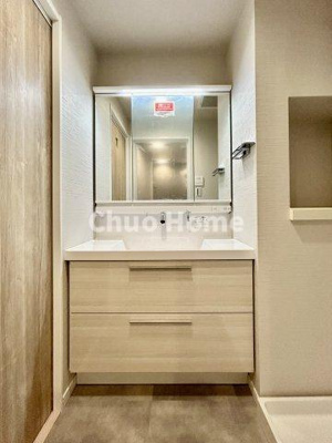 【独立洗面台】 | アーバンビュー平井ツインズ | 【洗面化粧台】洗面化粧台には三面鏡を採用。身だしなみを整えやすい事はもちろんですが、鏡の後ろに収納スペースを設ける事により、散らかりやすい洗面スペースをすっきりさせる事が出来るのも嬉しいですね