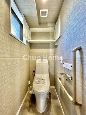 【トイレ】 | アーバンビュー平井ツインズ | 【トイレ】 収納スペースをしっかりと確保した温水洗浄便座機能付きトイレ。温水洗浄便座は清潔にお使いいただくための大切なアイテムです。