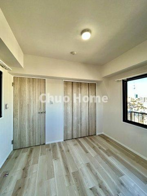 【洋室】 | アーバンビュー平井ツインズ | 【洋室】快適に過ごす条件は、一人ひとり違います。だからこそ飾り過ぎないシンプルな内装と偏り過ぎないデザインで統一しております。居住していく中でオーナー様だけの【マイホーム】に創り上げて下さい