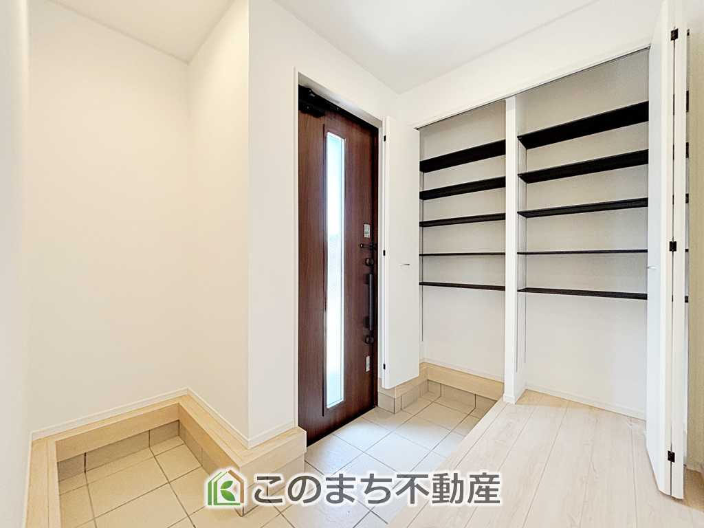 CRADLEGARDEN宇都宮市今宮第3の玄関|広々とした玄関スペース♪たくさんの靴を収納できる下駄箱もございます。