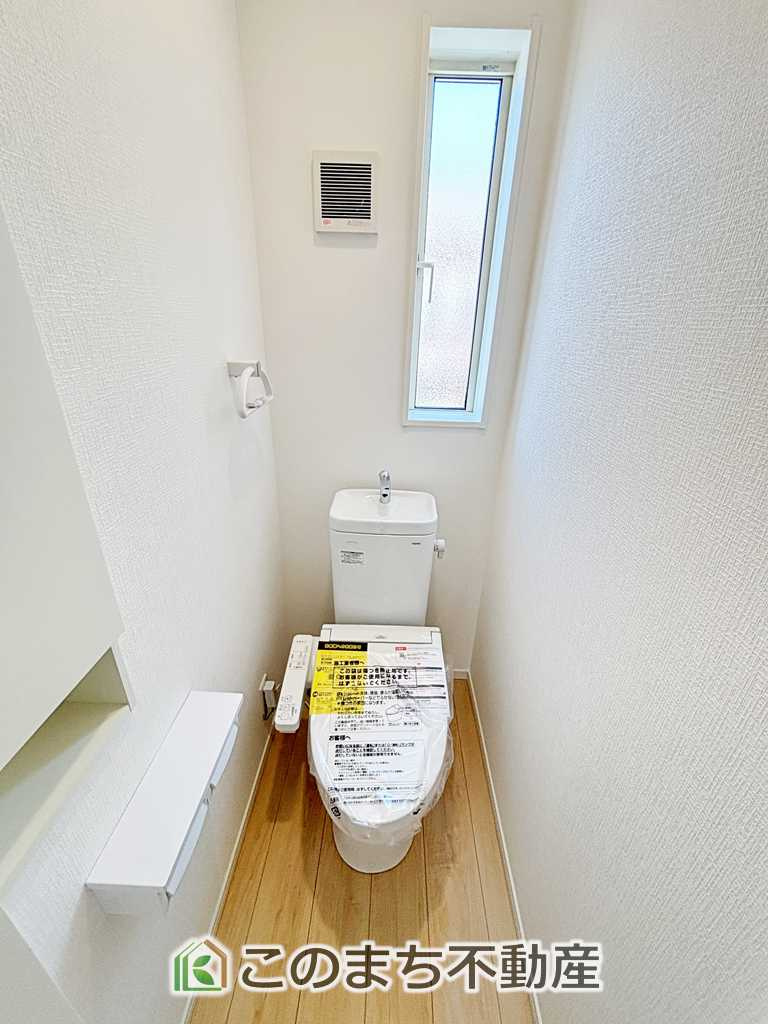 CRADLEGARDEN宇都宮市今宮第3のトイレ|２階にも小窓から換気ができて清潔なトイレスペースございます。