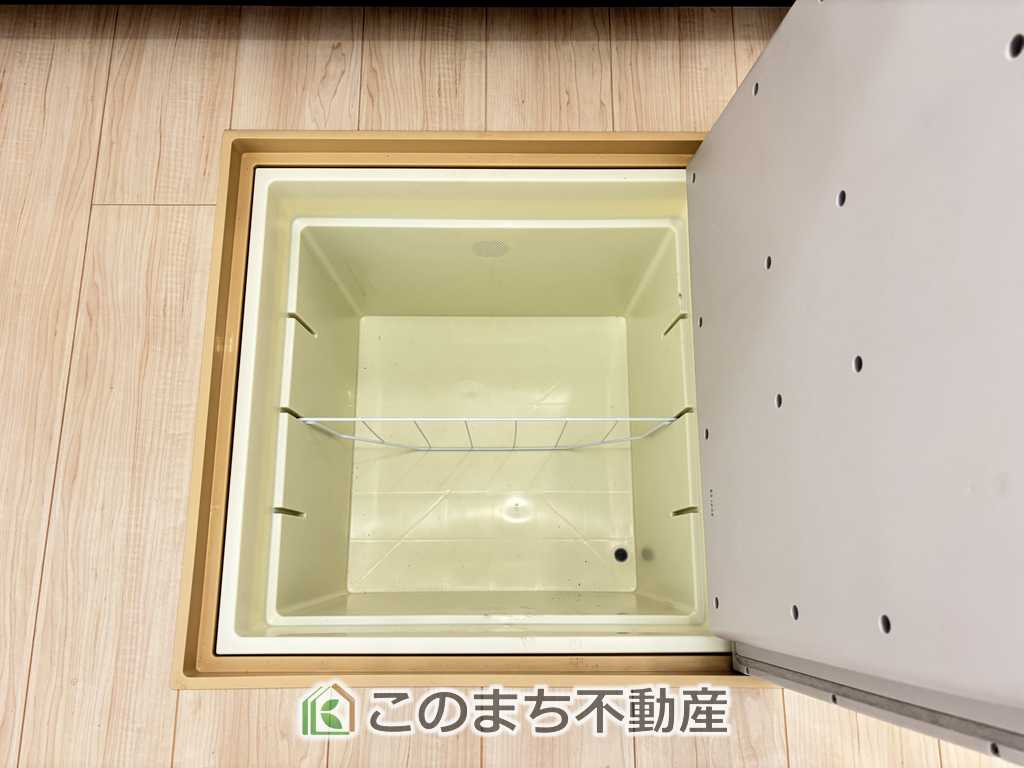 CRADLEGARDEN宇都宮市今宮第3の収納|キッチンには床下収納を備え、食品や日用品のストック収納に便利。すっきり片付く使い勝手の良い設備です。

