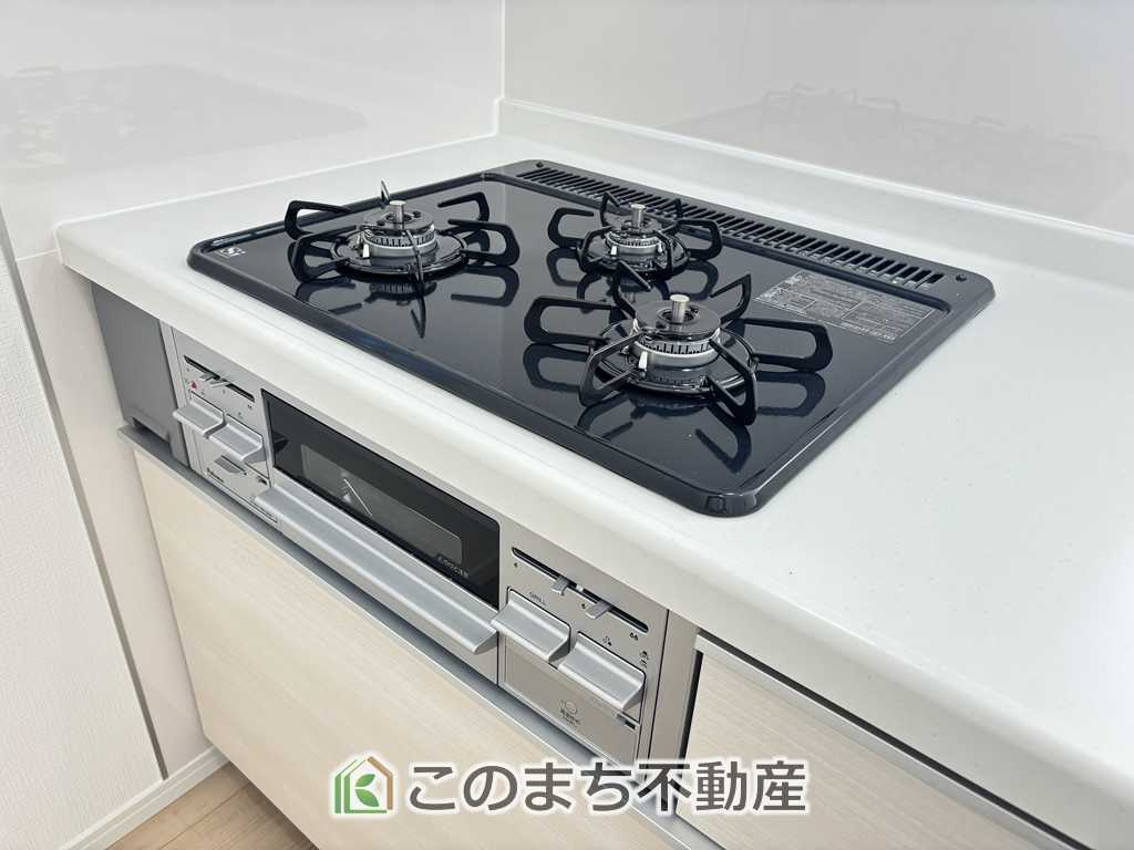 CRADLEGARDEN宇都宮市今宮第3のキッチン|三ツ口コンロ採用で、同時調理もスムーズ◎！お料理を並べられるカウンター付きで、配膳・片付けをサポート！リビングで過ごすご家族とコミュニケーションを楽しみながら作業可能です♪