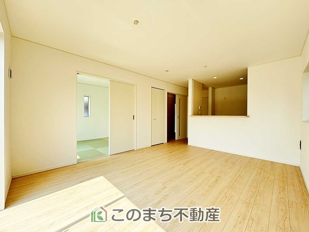CRADLEGARDEN宇都宮市今宮第3の居間・リビング|開放感のある広々としたリビング☆家族みんなでゆったりくつろげます♪
南側から暖かな日差しが差し込みます♪キッチンからリビングの様子がよく見渡せます☆