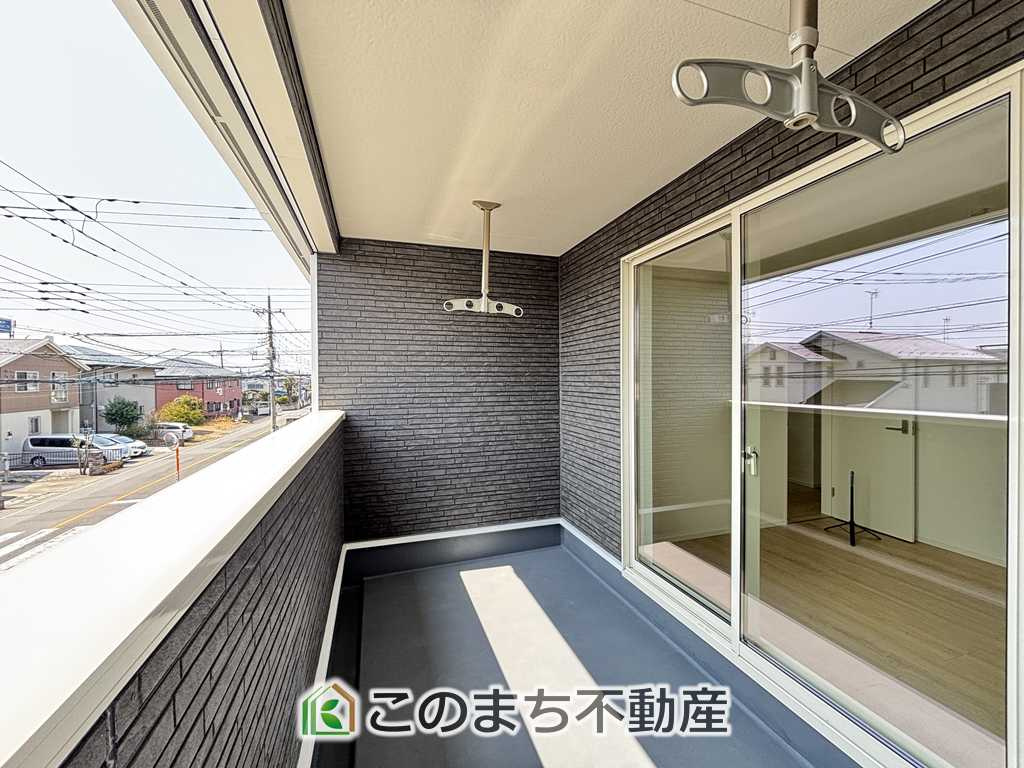 CRADLEGARDEN宇都宮市今宮第3のバルコニー|南向きの大型バルコニーは陽当り良好で、たっぷりのお洗濯物もよく乾きます！
さらにインナーバルコニーなので雨の日でも安心してお出かけできますね♪