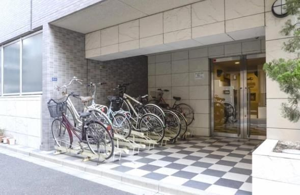 アデッソ新宿若松町のエントランス