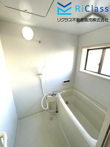 オーナーチェンジ物件　神戸市長田区上池田6丁目の浴室|お風呂です
窓もあります