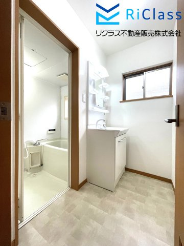 オーナーチェンジ物件　神戸市長田区上池田6丁目の独立洗面台|独立洗面台、朝の身支度には欠かせません