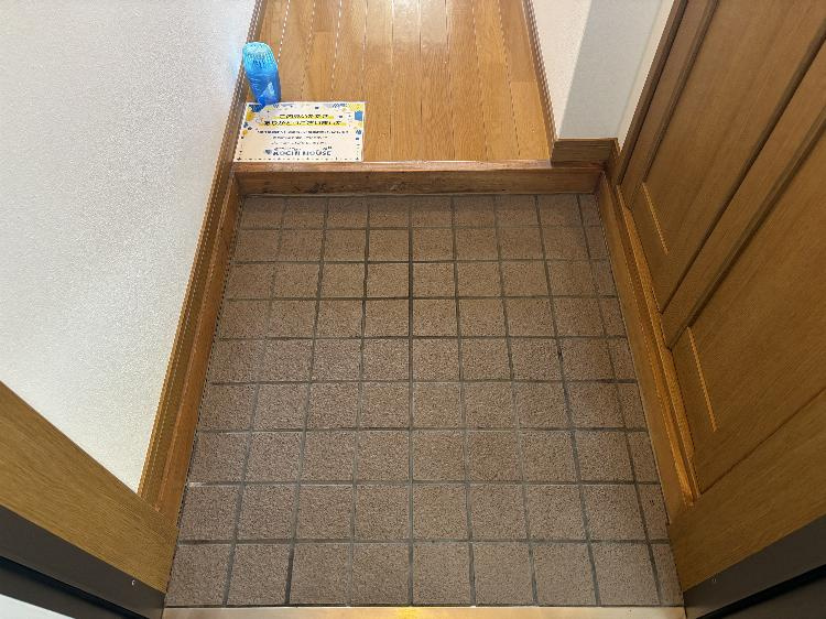 ハイツ　ハピィバリーⅡ　E棟の玄関