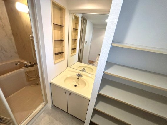 ユニハイム東灘の独立洗面台