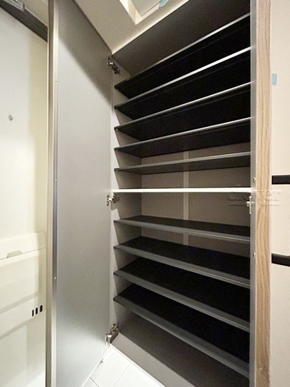 【内装】 | 東建池袋要町マンション | 大型でトールタイプのシューズボックスを配しました。棚板は可変式になっており、たくさんの靴のほか、小物も収納できるゆとりがあります。～即日のご見学可能～　お問合せはお気軽にどうぞ。
