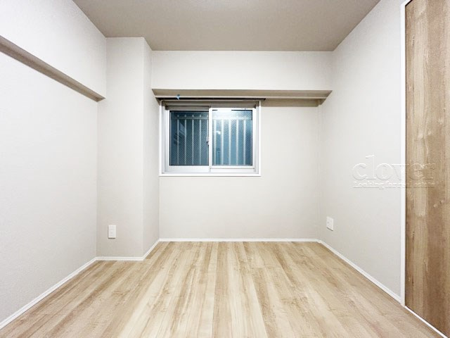 【洋室】 | 東建池袋要町マンション | ベッドルームとして使うか、あるいは収納として使うか、洋室を見るときは具体的な用法や家具配置などをぜひご想像ください。～即日のご見学可能～　お問合せはお気軽にどうぞ。