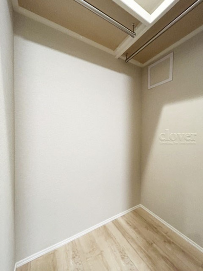 【収納】 | 東建池袋要町マンション | 多くの方があこがれる、ウォークインクローゼット。これだけのスペースがあれば、洋服だけではなくさまざまなものを収容できそうです。～即日のご見学可能～　お問合せはお気軽にどうぞ。