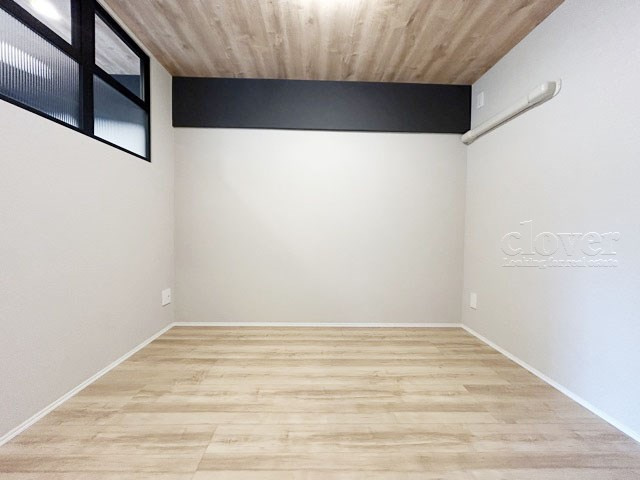 【子供部屋】 | 東建池袋要町マンション | 光を採り入れる窓を設置した洋室。ベッドやデスクや収納棚を、どうやって配置するかワクワクします。～即日のご見学可能～　お問合せはお気軽にどうぞ。