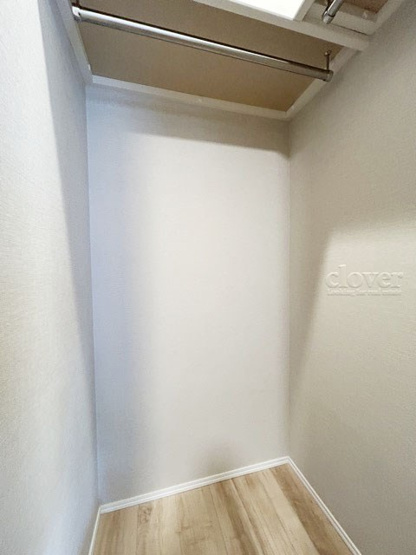 【収納】 | 東建池袋要町マンション | ウォークインクローゼット内部の様子。空間が広く、たっぷりとした収納力が、一枚の写真からも伝わってきます。～即日のご見学可能～　お問合せはお気軽にどうぞ。