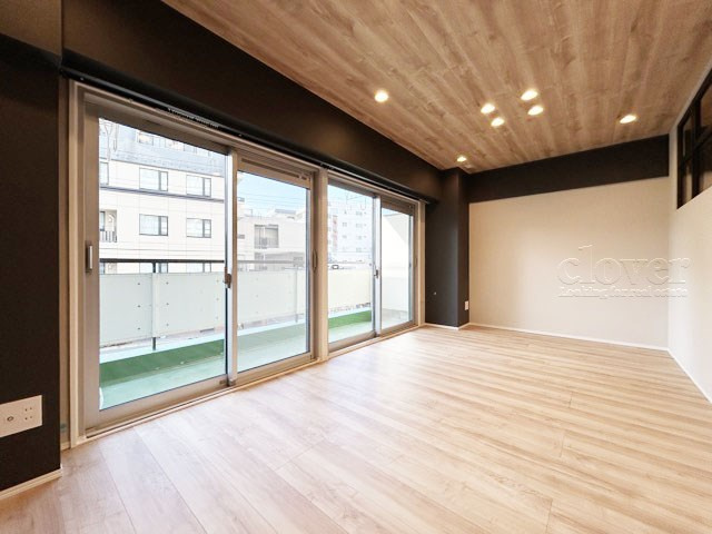 【居間・リビング】 | 東建池袋要町マンション | ゆったりと過ごせるよう機能的にデザインされたLDK（リビング・ダイニング・キッチン）の様子。その明るさや奥行きを感じてください。～即日のご見学可能～　お問合せはお気軽にどうぞ。