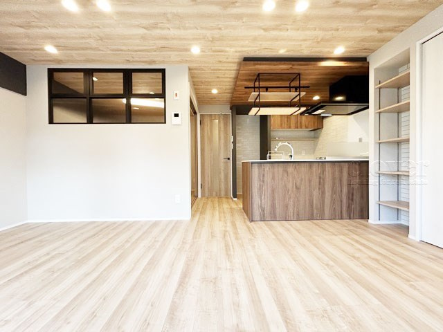 【キッチン】 | 東建池袋要町マンション | 広くスペースをとってあるLDK。この空間に、どのように家具を配置していくのかを考えるのが、住宅購入時のなによりの楽しみです。～即日のご見学可能～　お問合せはお気軽にどうぞ。