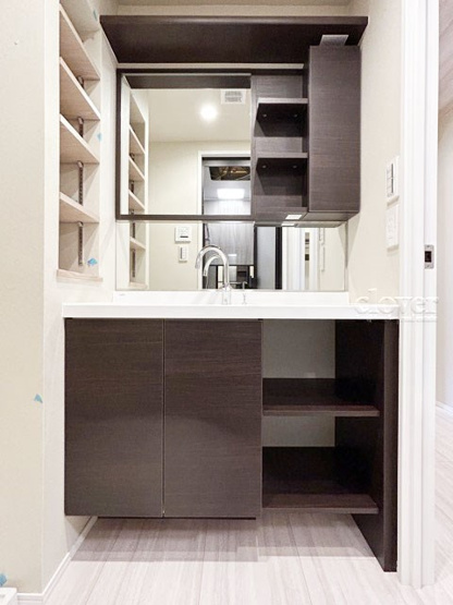 【独立洗面台】 | 東建池袋要町マンション | 大型の鏡を設置した独立洗面台。収納スペースもしっかり設けられており、快適性と機能性を兼ね備えています。～即日のご見学可能～　お問合せはお気軽にどうぞ。